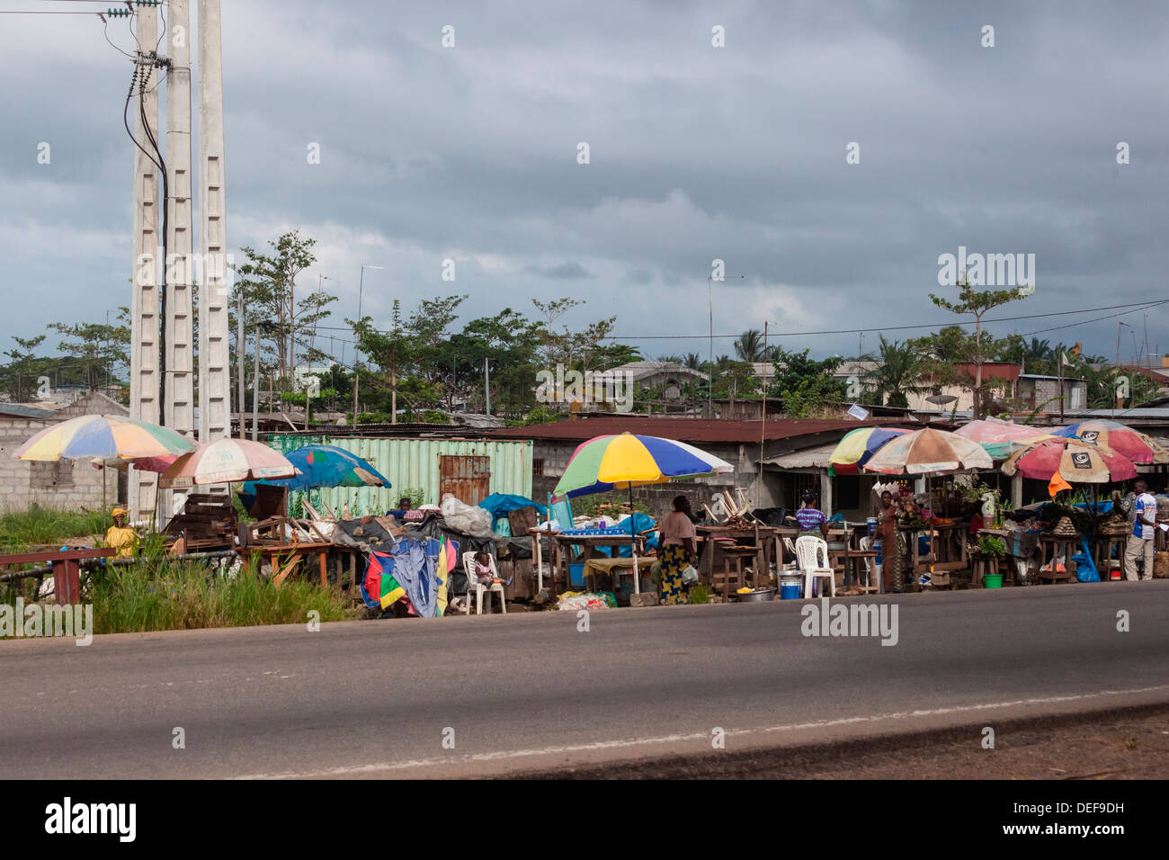 Afrika, Gabun, Libreville. Am Straßenrand Markt. Stockfoto
