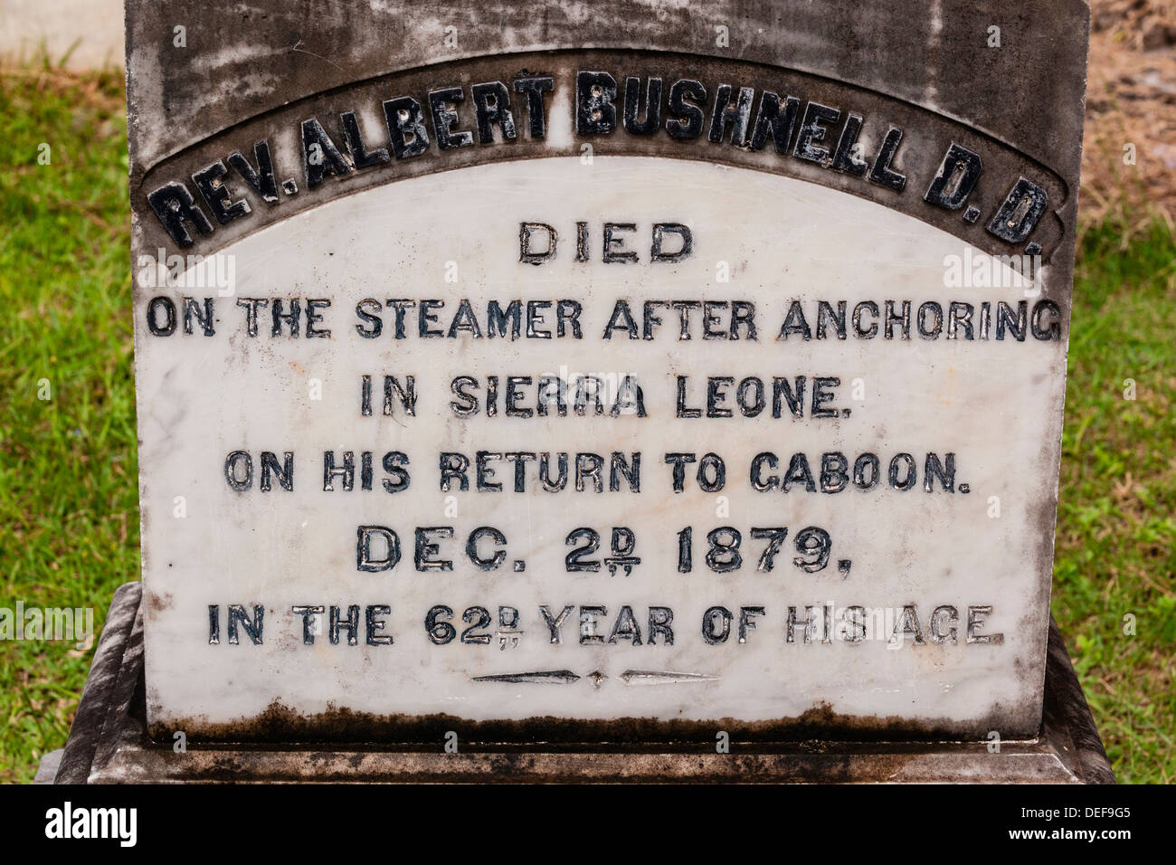 Afrika, Gabun, Libreville. Grabstein für Pfarrer Albert Bushnell, ein Amerikaner, der auf einem Dampfer Schiff in Sierra Leone starb. Stockfoto