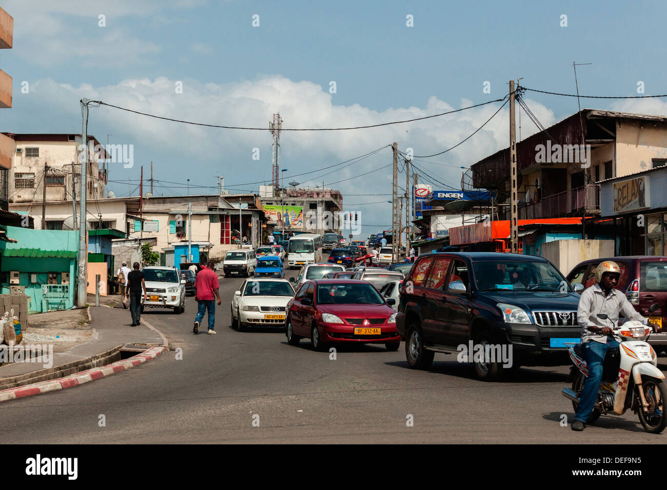 Afrika, Gabun, Libreville. Verkehr in der Innenstadt. Stockfoto