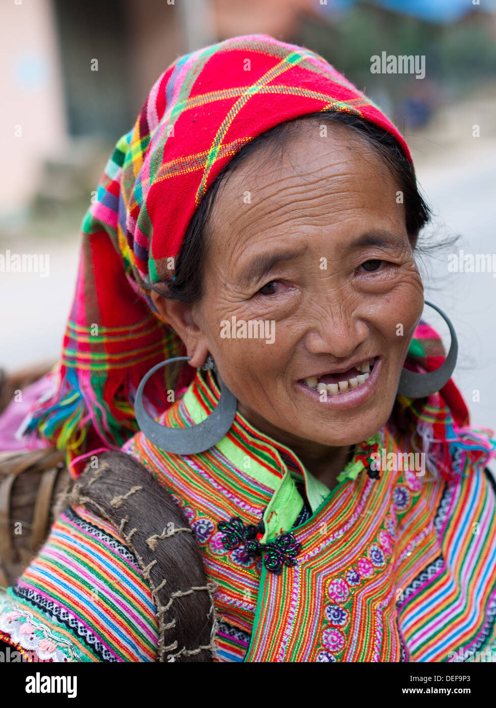 Ein Porträt einer alten Frau der Flower Hmong in den Straßen von Bac Ha, Lao Cai, Vietnam. Stockfoto