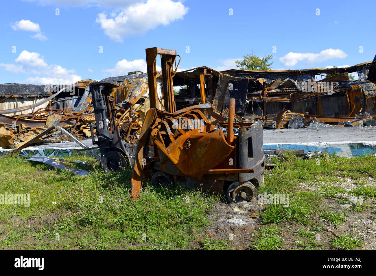 Fahrzeug vor einer Lagerhalle brannte Stockfoto