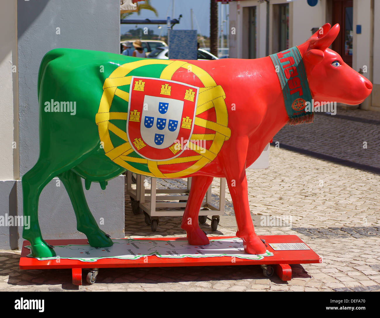 Plastik Kuh gemalt wie portugiesische Flagge Villa Real de Santo Antonio Algarve Portugal Stockfoto