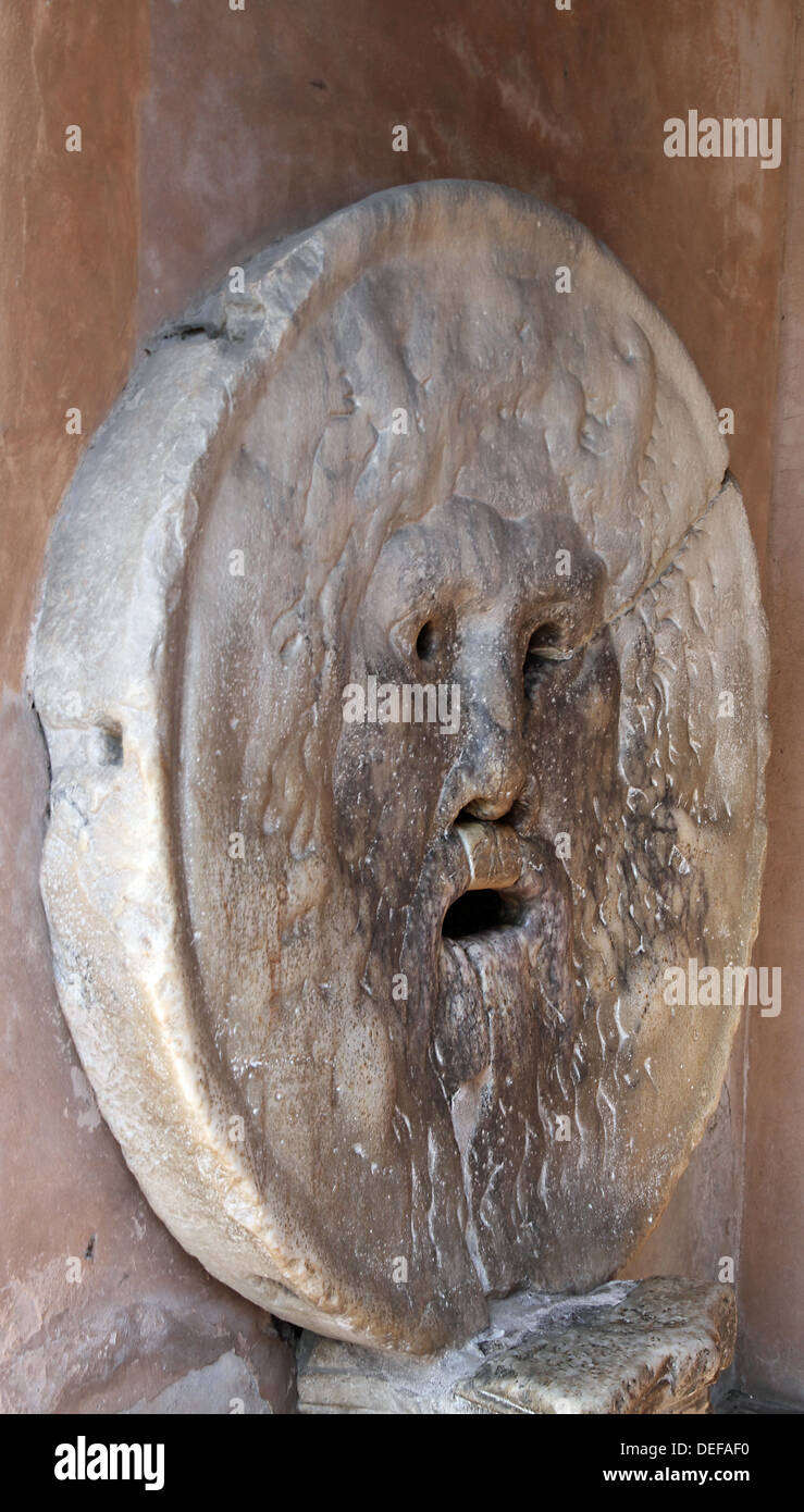 berühmte große Maske genannt Bocca della Verità fotografiert von schrägen in Rom Italien Stockfoto