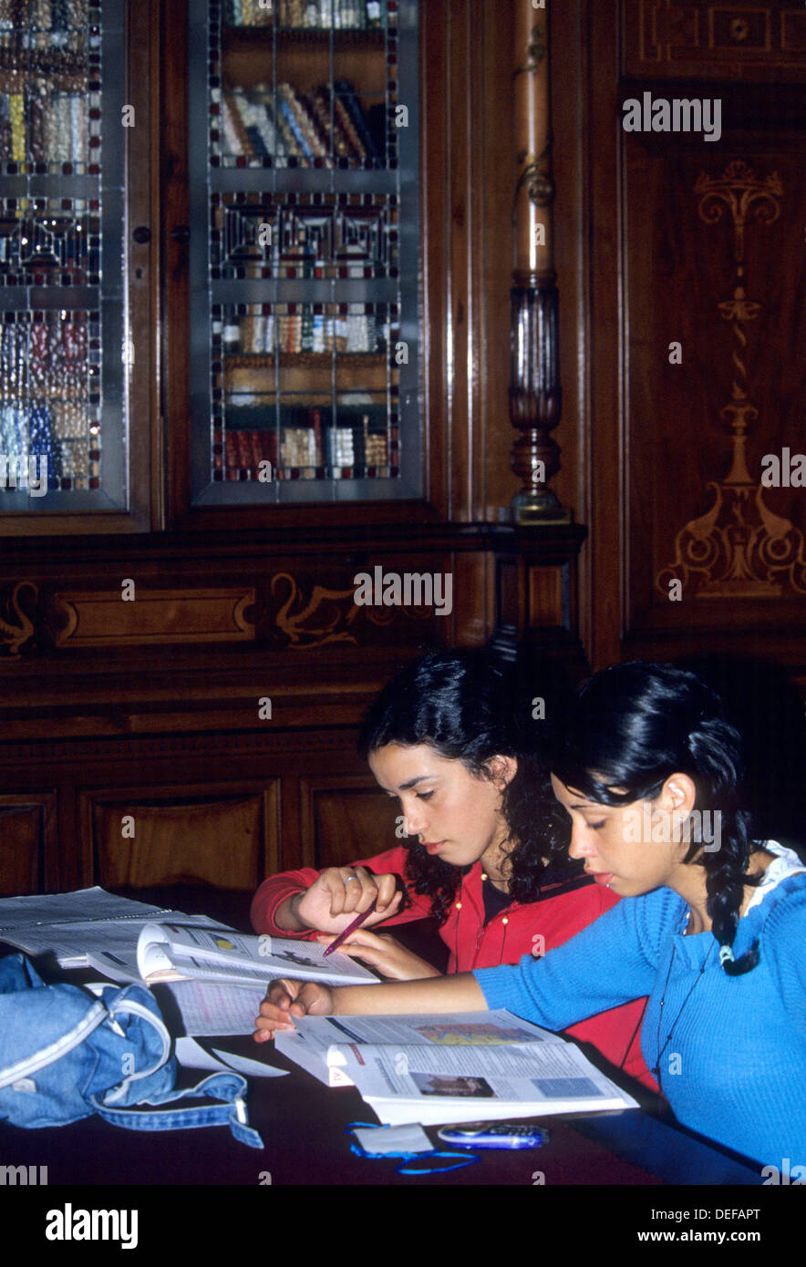 Mädchen in der Bibliothek im Palacio Legislativo (Legislative Palast) in Montevideo Uruguay Südamerika studieren Stockfoto