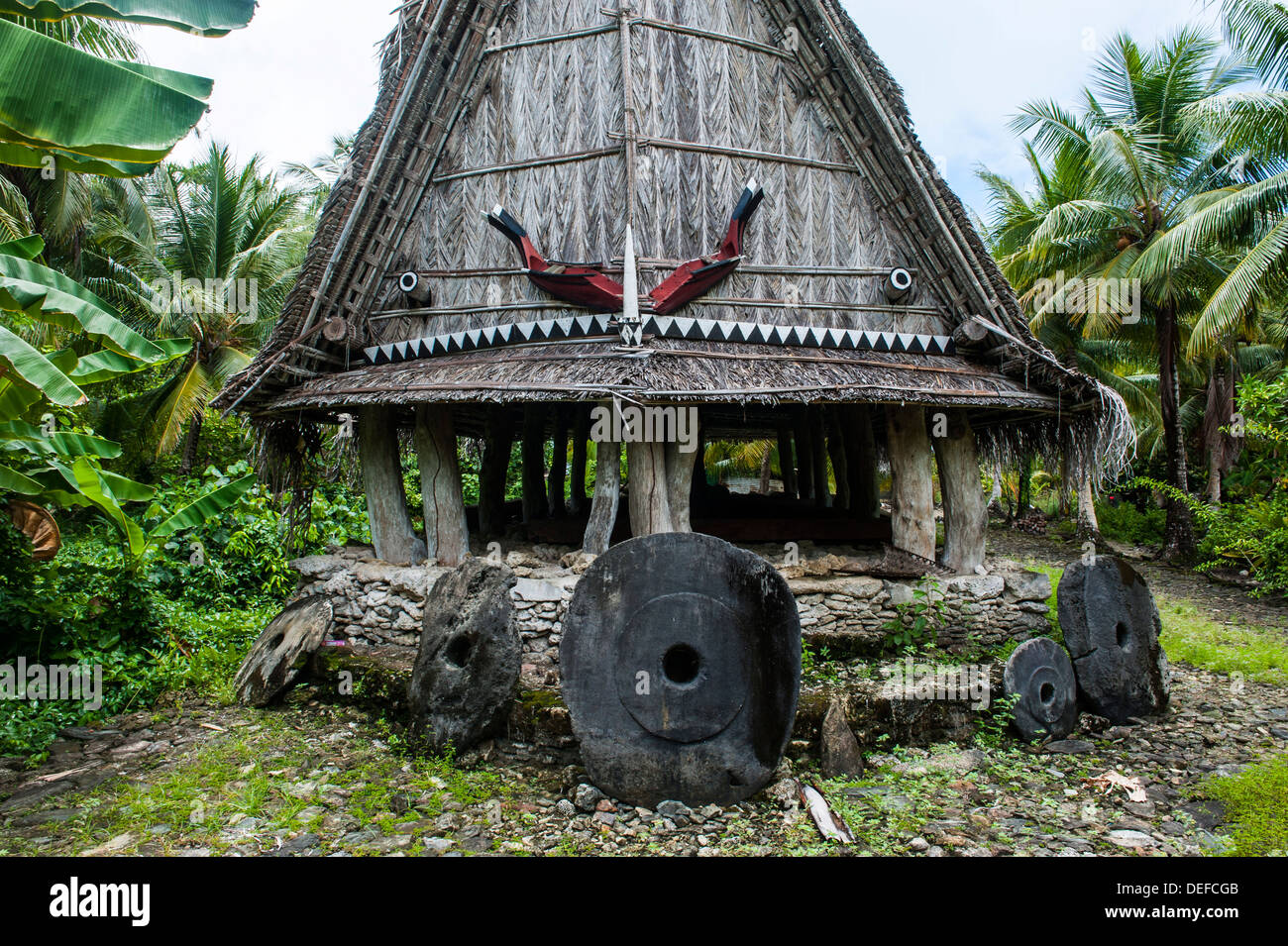 Traditionelles Haus mit Stein Geld vorne, Insel Yap, Föderierte Staaten von Mikronesien, Karolinen, Pazifik Stockfoto