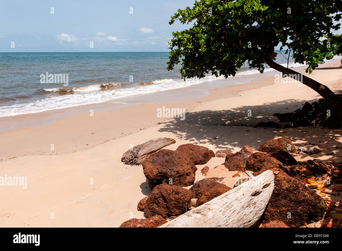 Afrika, Gabun, Libreville. Blick auf das Meer am Golf von Guinea. Stockfoto