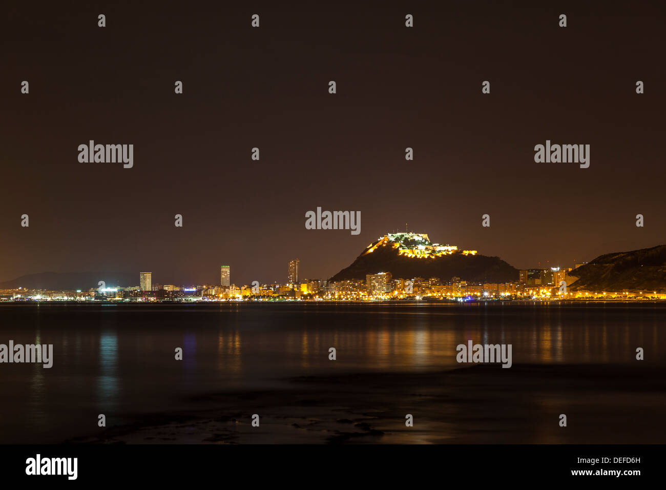 Skyline von Alicante mit einem Schloss in der Nacht in Alicante, Costa Blanca, Comunidad Valenciana, Spanien, Europa Stockfoto