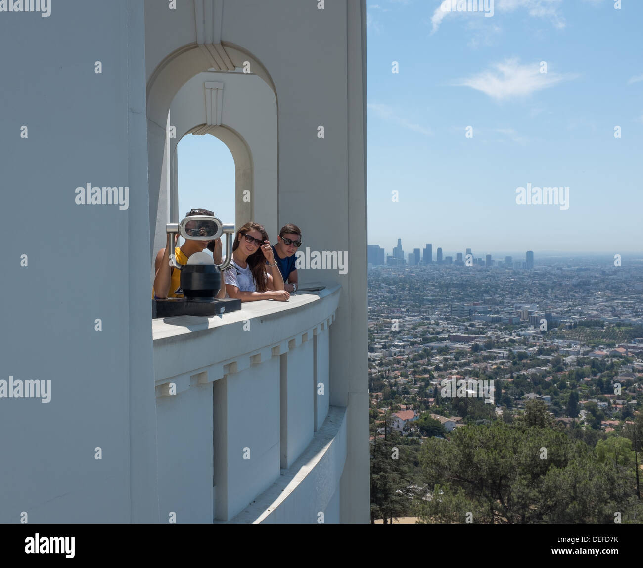 Drei Teenager Touristen im Griffith Park Observatory oder im Park, Los Angeles, Kalifornien Stockfoto