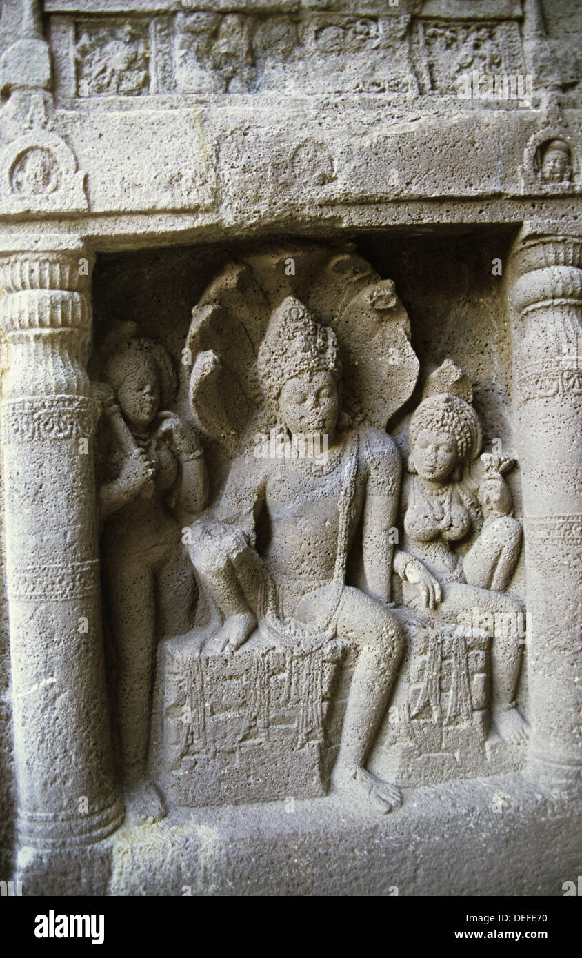 Lord Vishnu sitzt rittlings auf ´Shesh Nag´ bei Ellora, Aurangabad, Maharashtra, Indien Ellora, mit seine ununterbrochene Abfolge von Stockfoto
