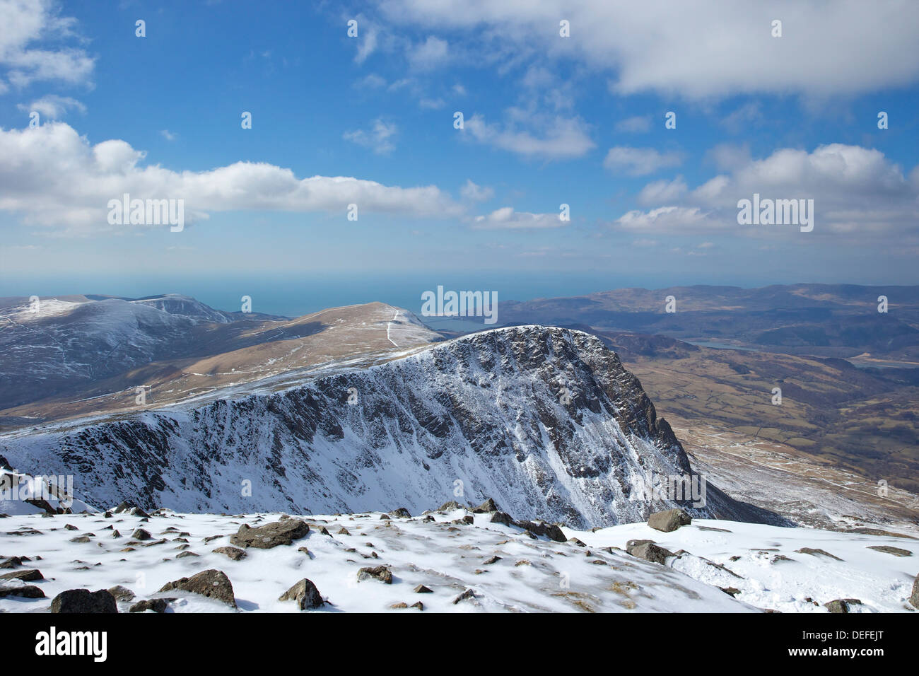 Blick vom Gipfel des Cader Idris im Winter auf Barmouth, Snowdonia-Nationalpark, Gwynedd, Wales, Vereinigtes Königreich, Europa Stockfoto