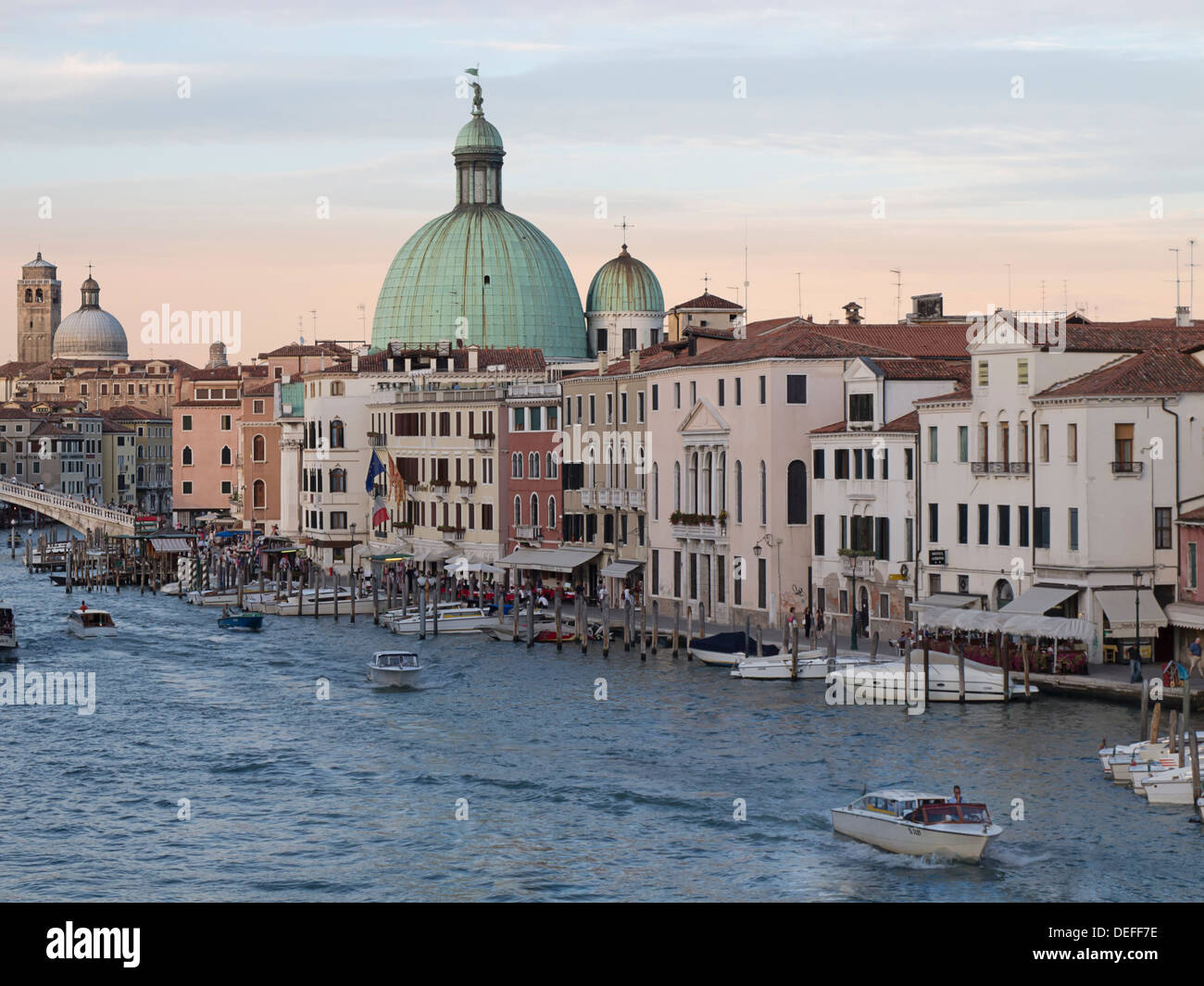 Hinter dem Franchetti Palast in Venedig, Italien während des Sonnenuntergangs mit im Vordergrund Riva de Biasio-Ferrovia Kuppel Stockfoto