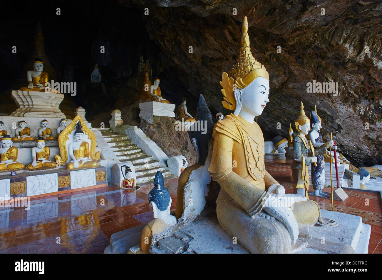 Buddha-Statuen in buddhistischen Höhle in der Nähe von Hpa-An, Karen State in Myanmar (Burma), Asien Stockfoto