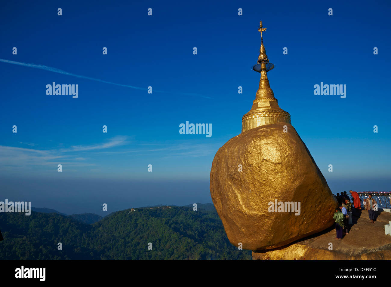 Mönch und Pilger, goldenen Felsen von Kyaiktiyo, Mon State, Myanmar (Burma), Asien Stockfoto