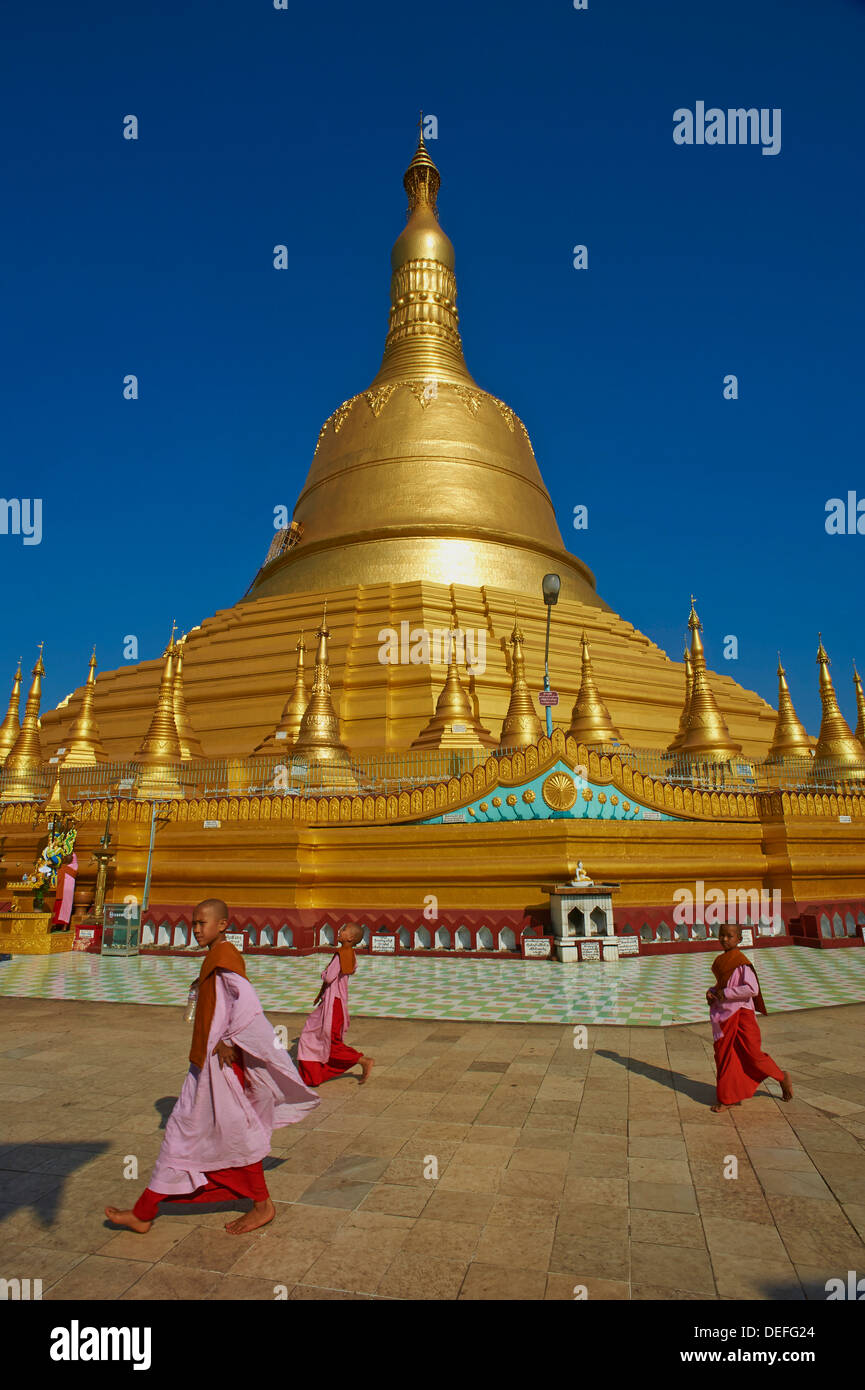 Nonne, Shwemawdaw Pagode, Bago (Pegu), Myanmar (Burma), Asien Stockfoto