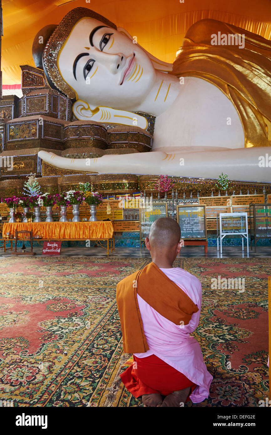 Nonne vor reclining Buddha-Statue, Shwethalyaung, Bago (Pegu), Myanmar (Burma), Asien Stockfoto