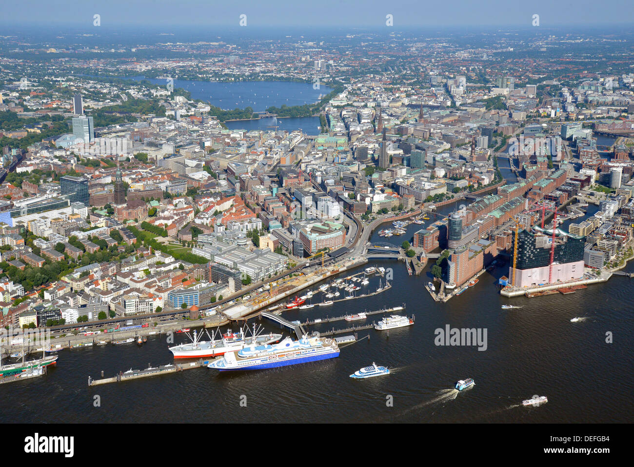Blick von der Elbe über die Alster-Seen, den Hafen und die historische Speicherstadt, Luftbild Stockfoto