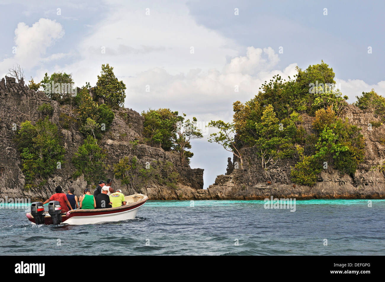Touristen in einem Boot, Raja Ampat, West Papua, Indonesien Stockfoto