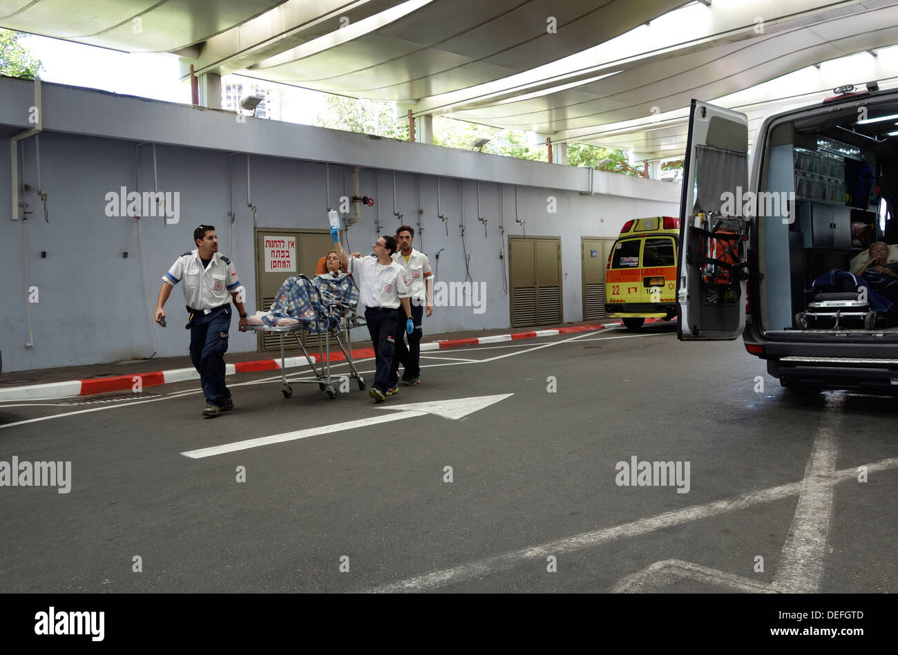 Eine Frau wird in die Notaufnahme von sourasky Medical Center getroffen, die allgemein als Ichilov Krankenhaus in Tel Aviv Israel bezeichnet Stockfoto