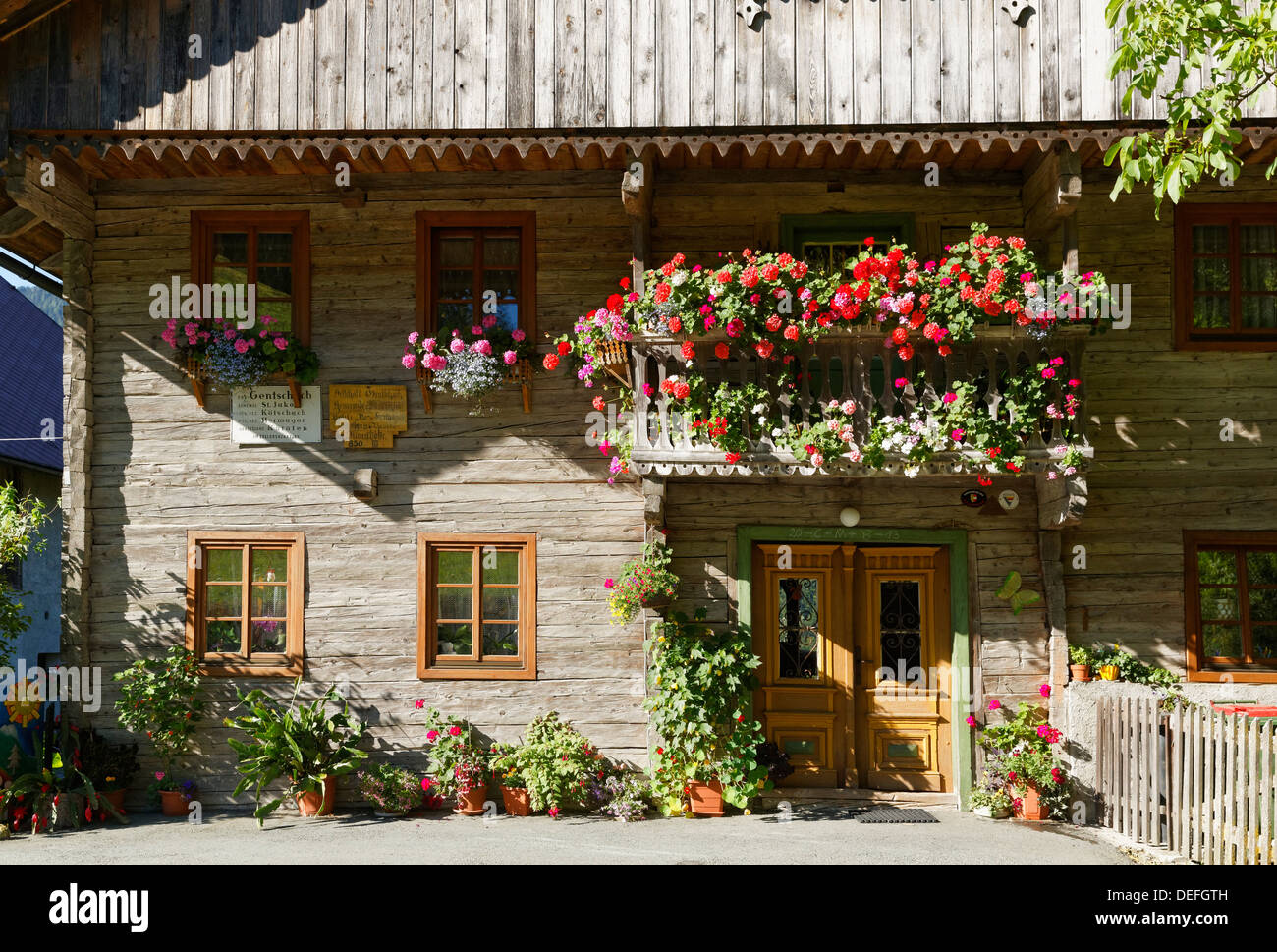 Altes Holzhaus, Gentschach, Lesachtal, Kötschach-Mauthen, Bezirk Hermagor, Kärnten, Österreich Stockfoto