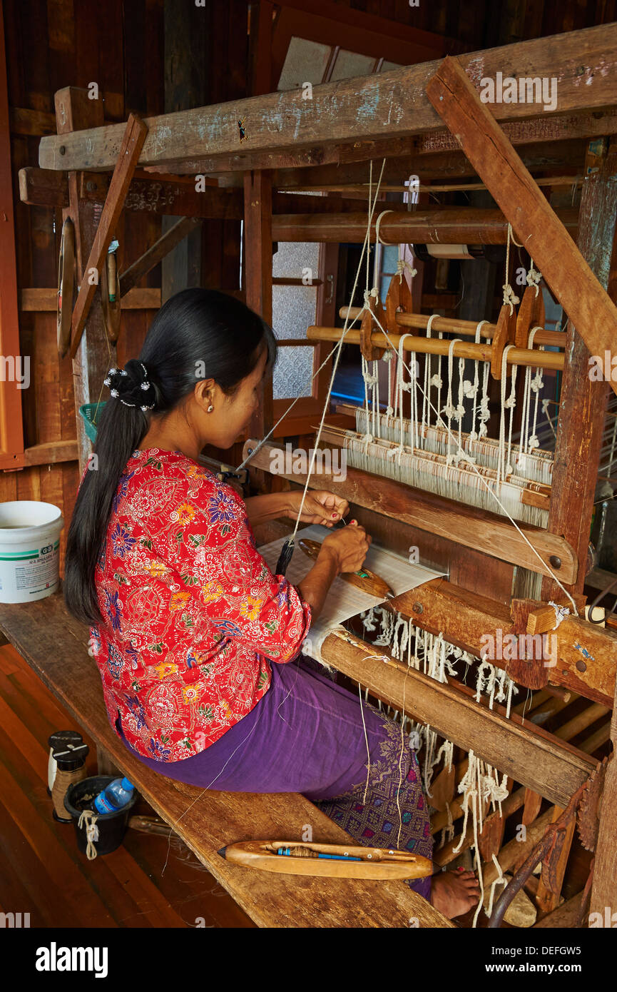 Burmesische Frau weben, Nampan Dorf, Inle-See, Shan State in Myanmar (Burma), Asien Stockfoto