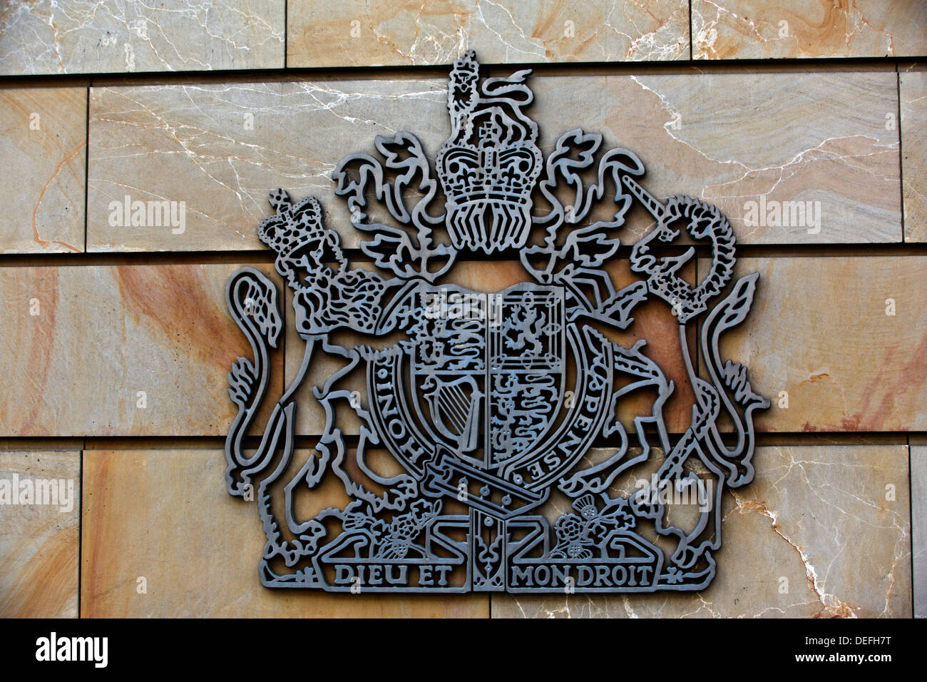 Wappen des Vereinigten Königreichs und der Besitzungen der britischen Krone an der Wand der britischen Botschaft in Berlin, Mitte Stockfoto