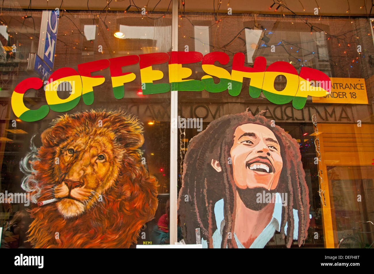 Malen eines Rauchen Löwen und der Sänger Bob Marley, auf dem Fenster von einem Coffee-Shop, Amsterdam, Nordholland Stockfoto