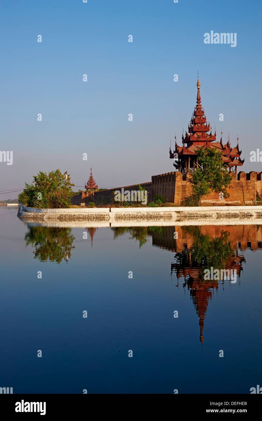 Ecke der umgebenden Wand spiegelt sich in den Graben, Mandalay Palast, Mandalay, Myanmar (Burma), Asien Stockfoto