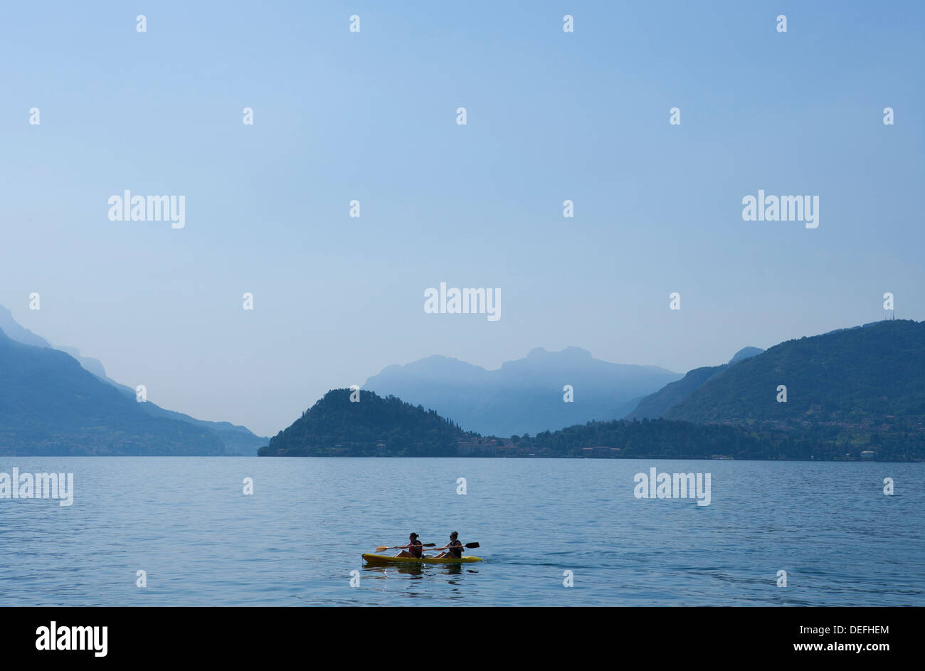 Zwei Personen Kanu am Comer See in Italien Stockfoto