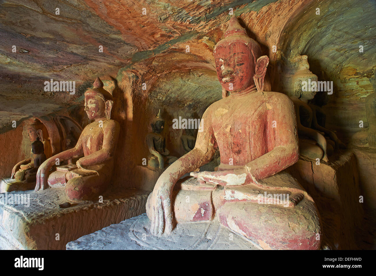 Buddha-Statuen im Po Win Daung buddhistischen Höhle, stammt aus dem 15. Jahrhundert, Monywa, Sagaing Division, Myanmar (Burma), Asien Stockfoto