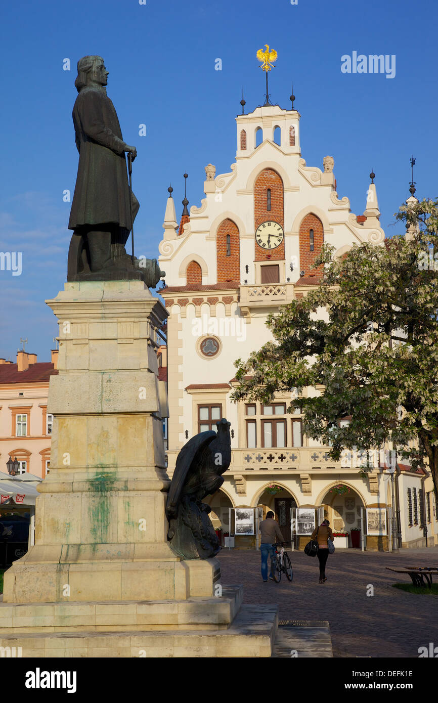 Rathaus und Statue, Marktplatz, alte Stadt, Rzeszow, Polen, Europa Stockfoto