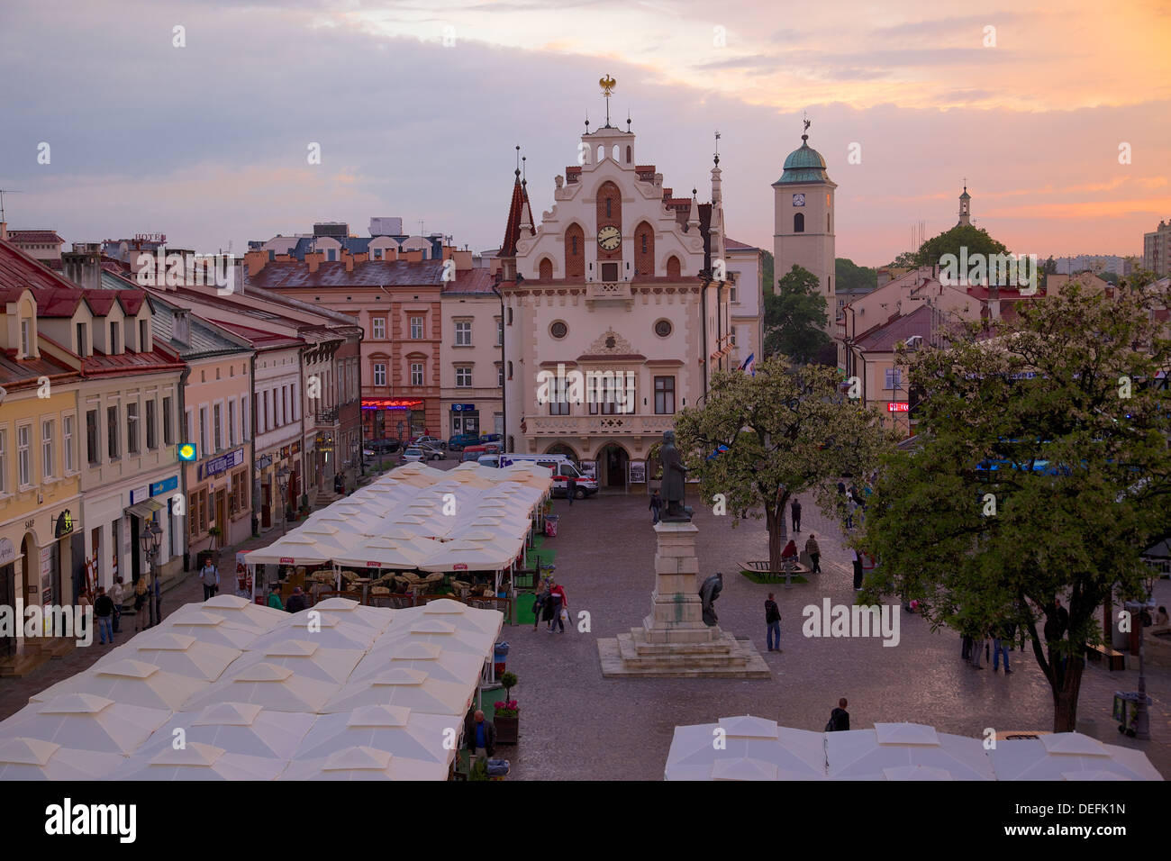 Rathaus im Sonnenuntergang, Marktplatz, Old Town, Rzeszow, Polen, Europa Stockfoto