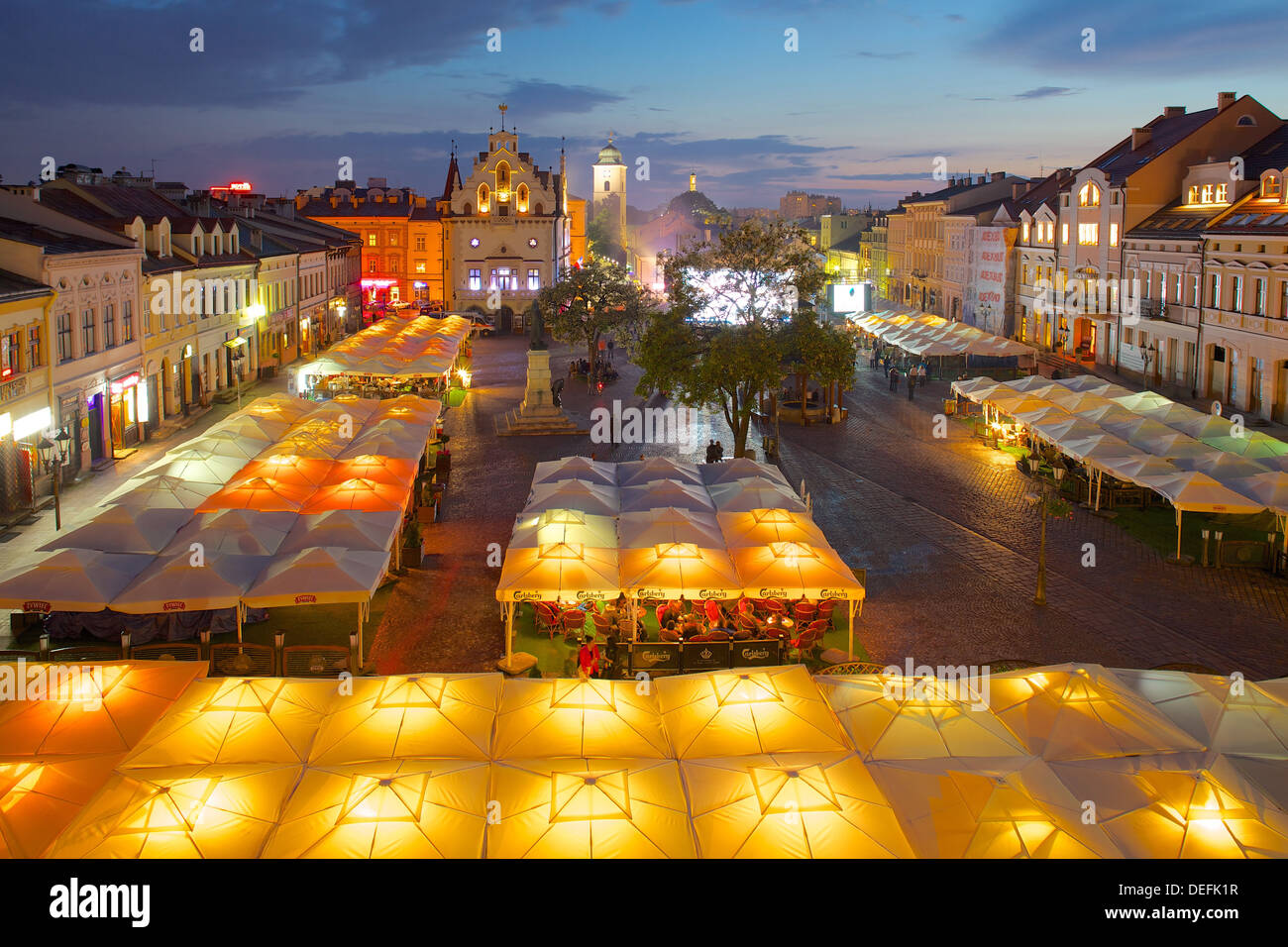Rathaus und Marktplatz in der Abenddämmerung, Old Town, Rzeszow, Polen, Europa Stockfoto