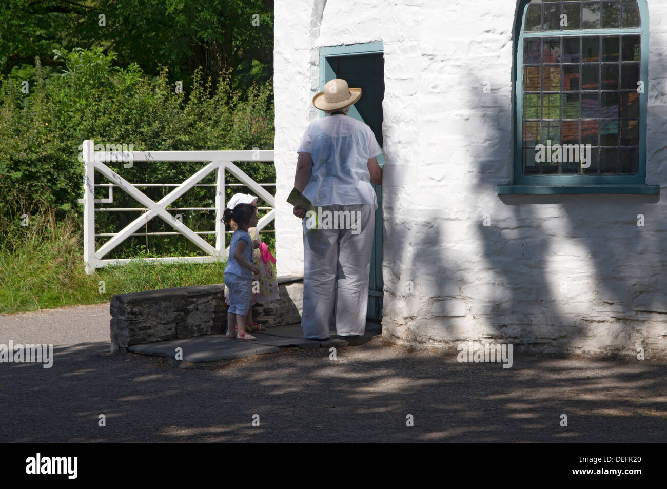 Großmutter und zwei Enkelinnen Maut Haus Nationalgeschichte Museum St Fagans Cardiff South wales Stockfoto
