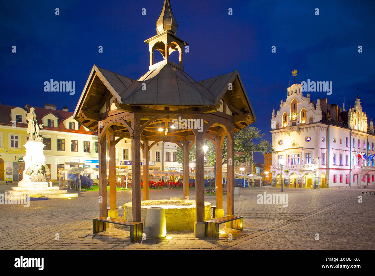 Rathaus und Brunnen bei Dämmerung, Marktplatz, Altstadt, Rzeszow, Polen, Europa Stockfoto