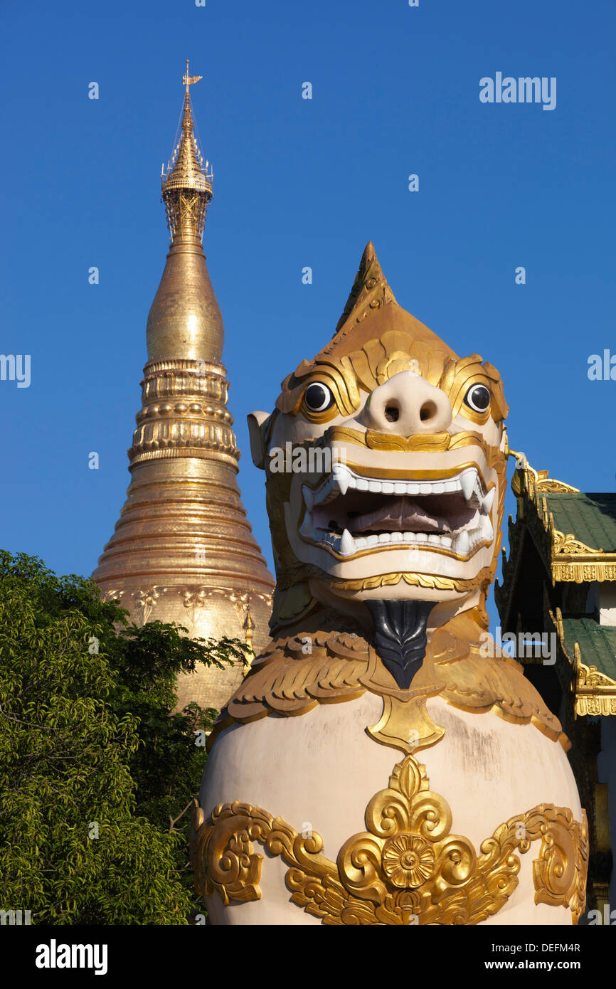 Chinthe-Statue am Eingang der Shwedagon Pagode, Yangon (Rangoon), Region Yangon, Myanmar (Burma), Asien Stockfoto