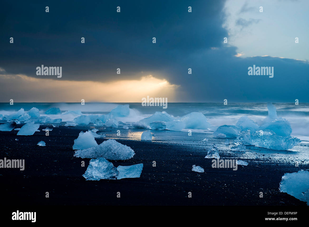 Eisberge am Strand, Jökulsárlón, Island, Polarregionen Stockfoto