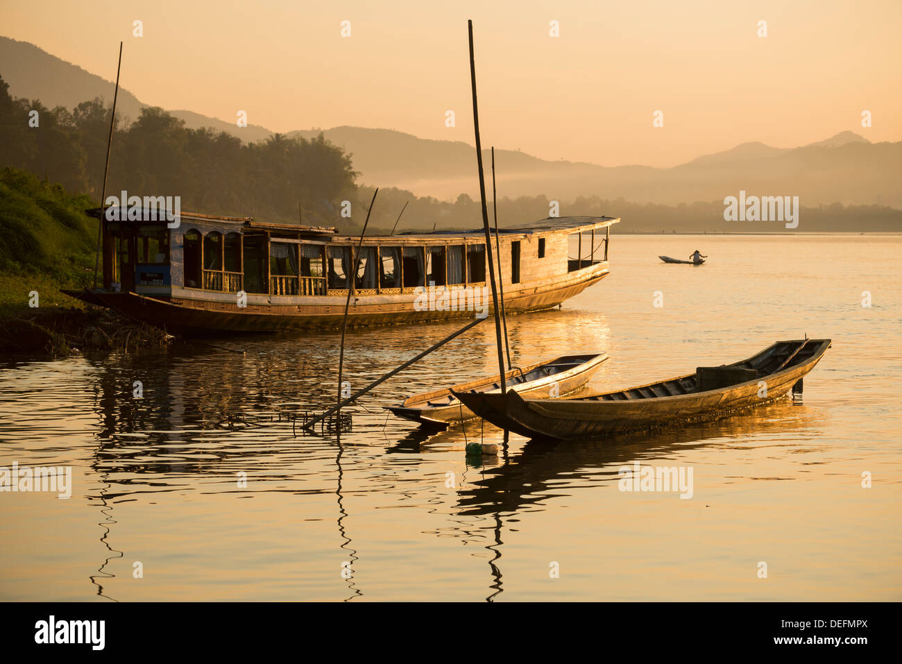 Boote am Mekong River, Luang Prabang, Laos, Indochina, Südostasien, Asien Stockfoto