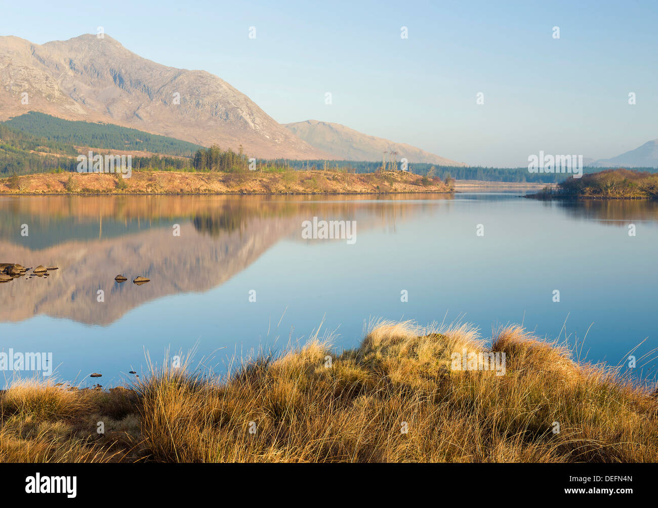 Lough Inagh im Morgengrauen, Connemara, County Galway, Connacht, Republik Irland, Europa Stockfoto