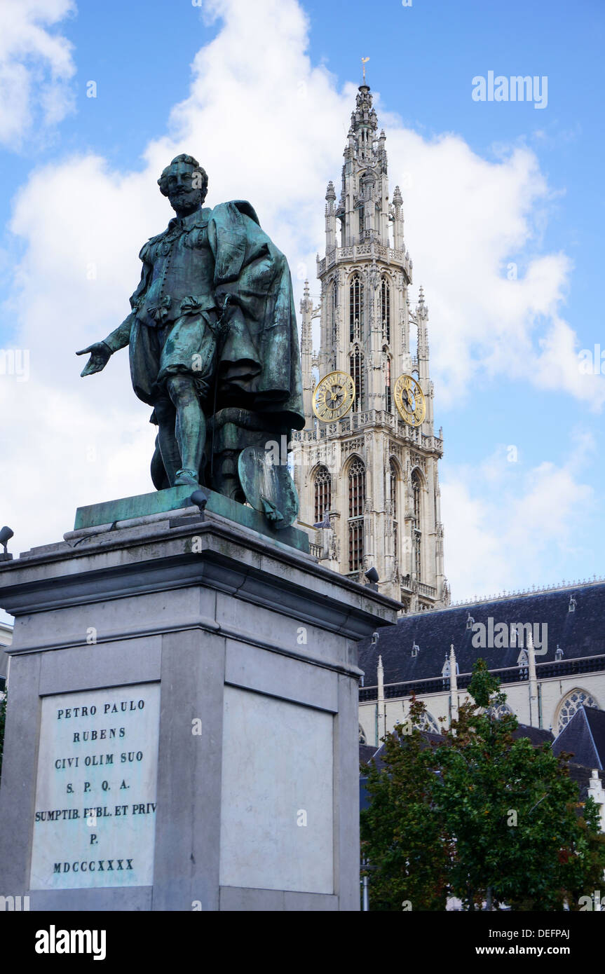 Stadtbild mit Pieter Paul Rubens und der Kathedrale in Antwerpen. Stockfoto