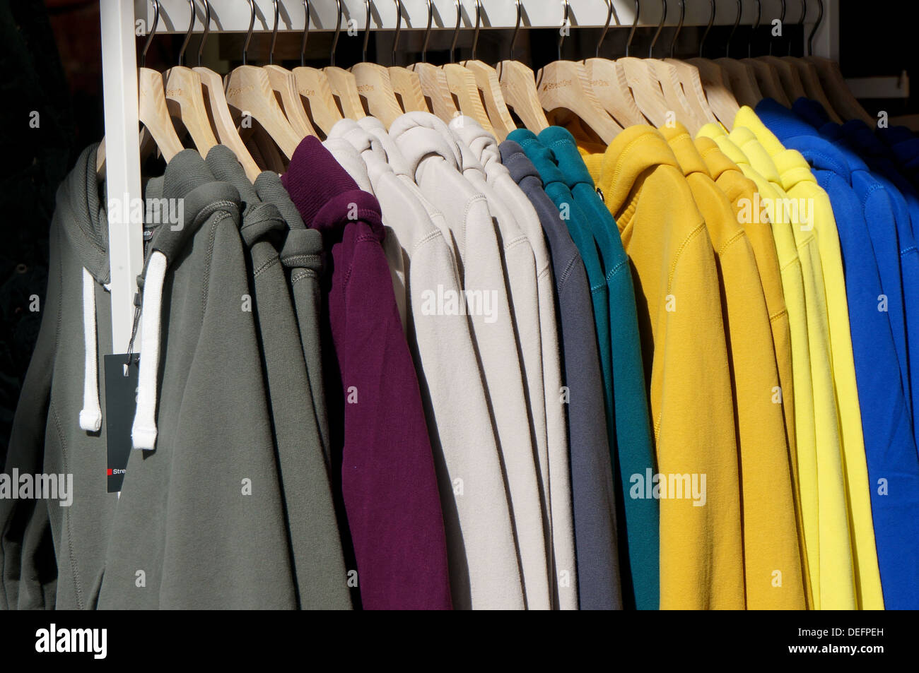 Pullover in einem Shop in Antwerpen Stockfoto