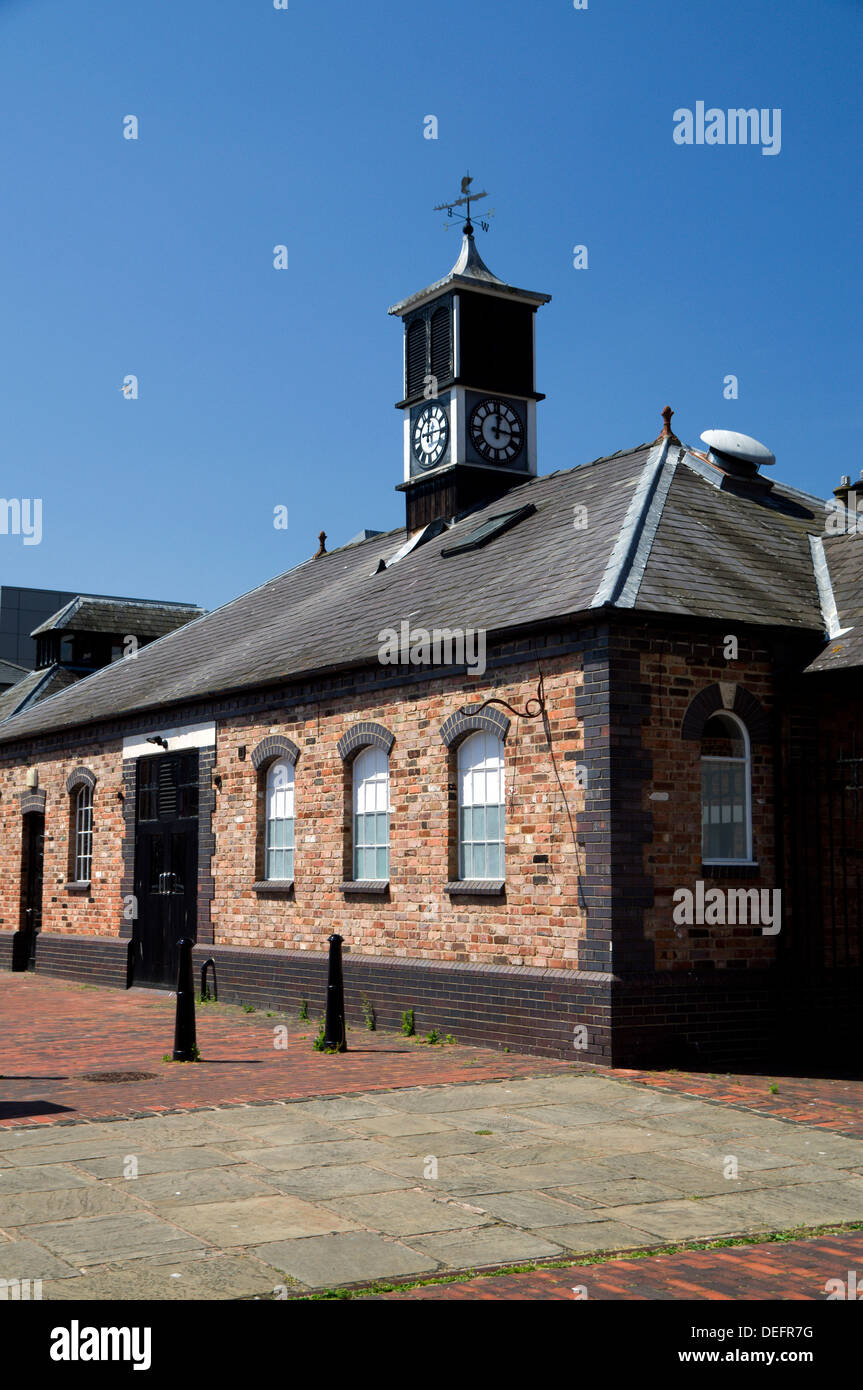 Gebäude neben National Waterways Museum, historische Gloucester Dock, Gloucester, Gloucestershire, England. Stockfoto