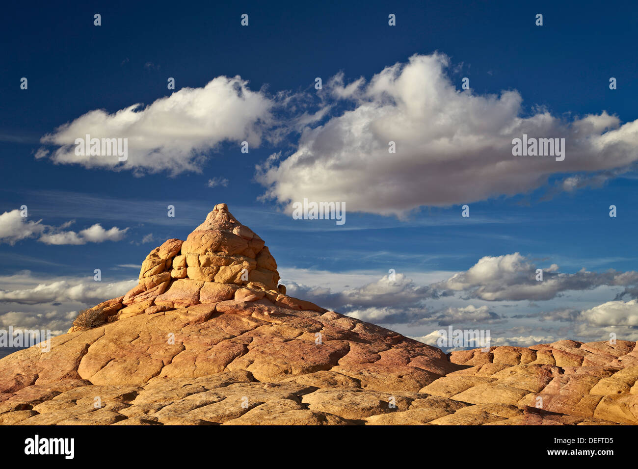 Sandsteinformation unter Wolken, Coyote Buttes Wilderness, Vermillion Cliffs National Monument, Arizona, USA Stockfoto