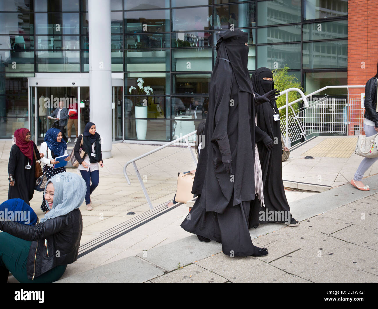Zwei College-Studenten in Burkas gekleidet in Birmingham, Großbritannien. Sie sind Schüler am Metropolitan College in Birmingham. Stockfoto
