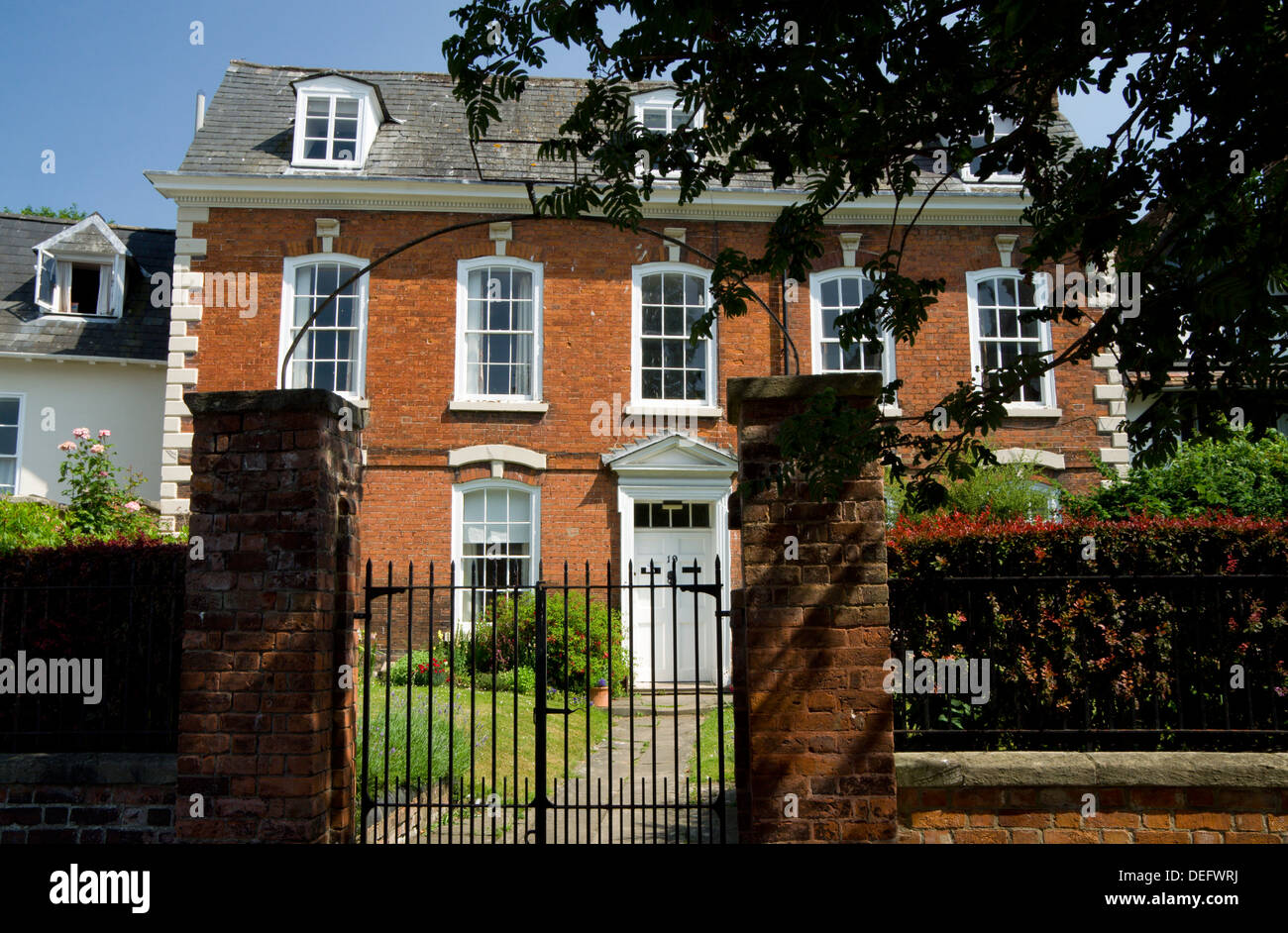 Kathedrale Precinct, Gloucester, England Gebäude aus rotem Backstein. Stockfoto
