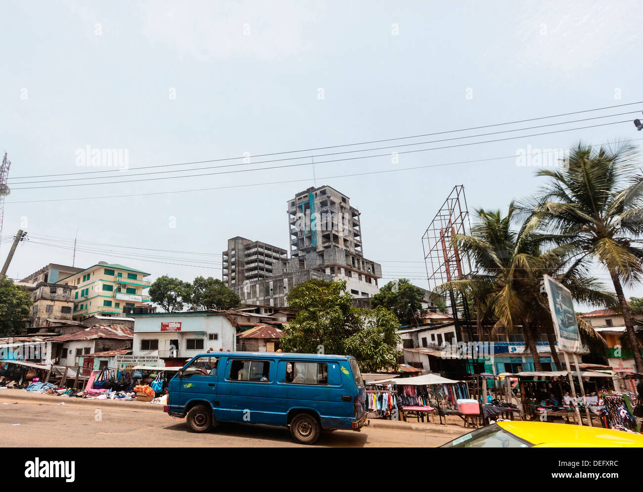 Afrika, Liberia, Monrovia. Van belebten Markt vorbei. Stockfoto