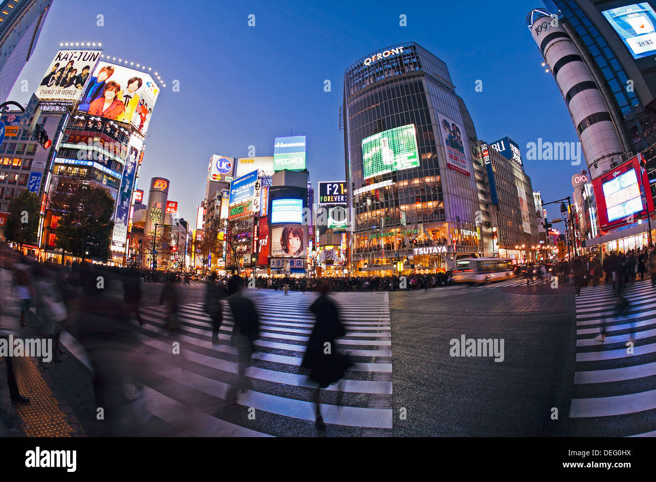Kreuzung Shibuya, Massen von Menschen überqueren die Kreuzung im Zentrum von Shibuya, Tokyo, Honshu, Japan, Asien Stockfoto