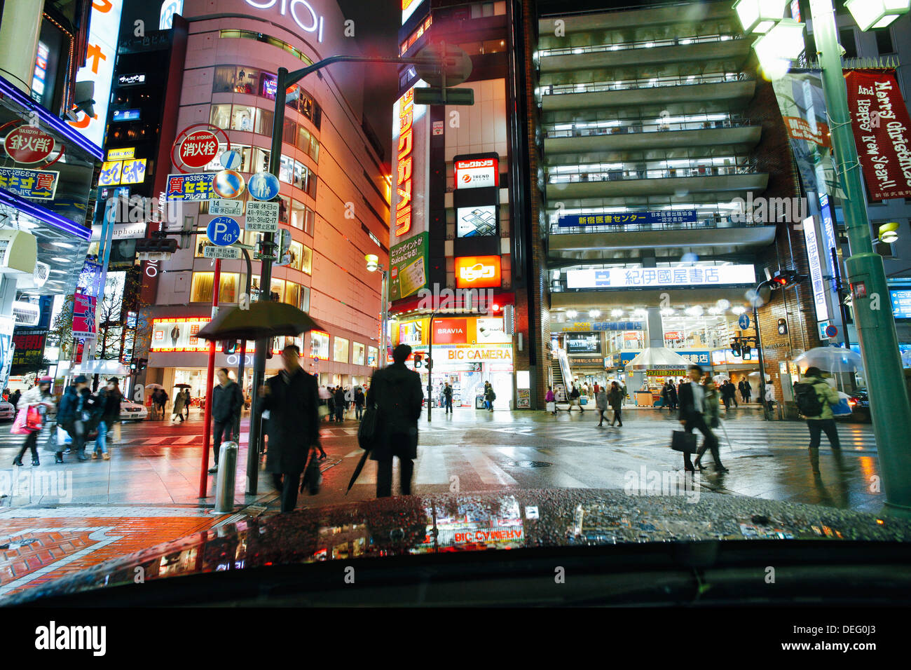 Neon-Leuchten an einem regnerischen Abend, Shinjuku, Tokio, Honshu, Japan, Asien Stockfoto