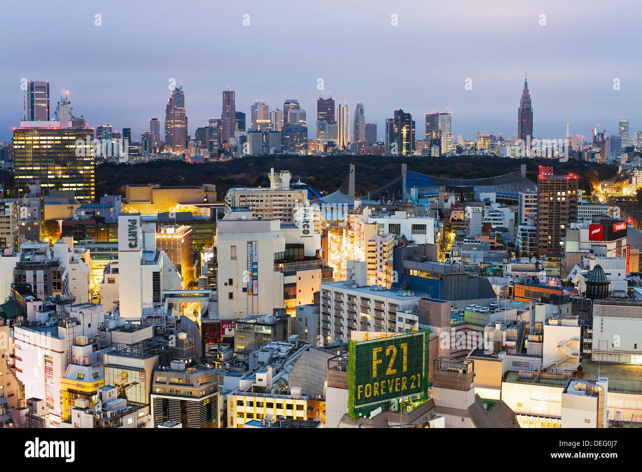 Erhöhten Blick auf Skyline von Shinjuku angesehen von Shibuya, Tokyo, Honshu, Japan, Asien Stockfoto