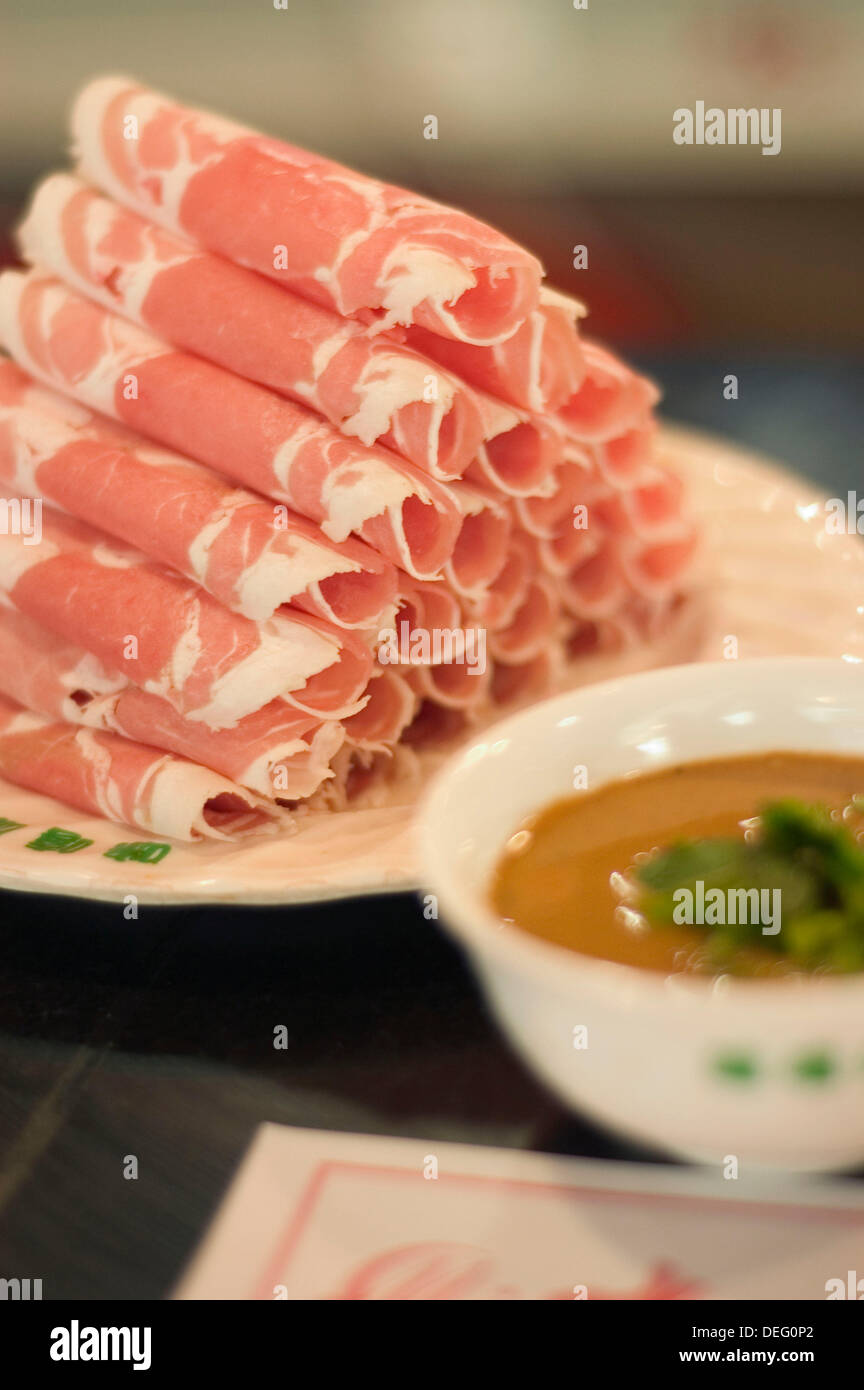 Dünn geschnittene Fleisch und Soße für Hot Pot. Beijing. China