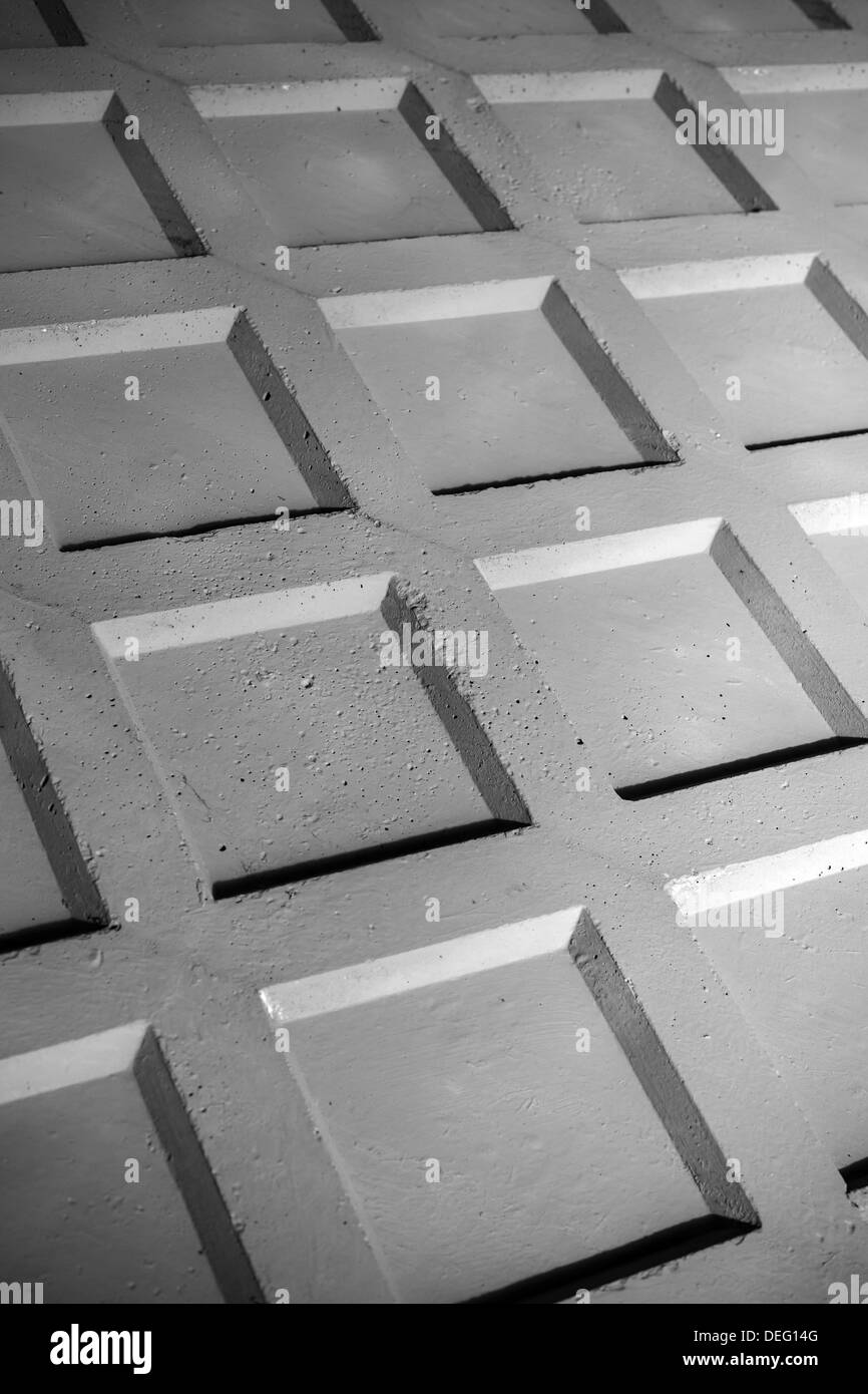 Abstrakte vertikale Fototextur mit grauen Betonzaun Wand fragment Stockfoto